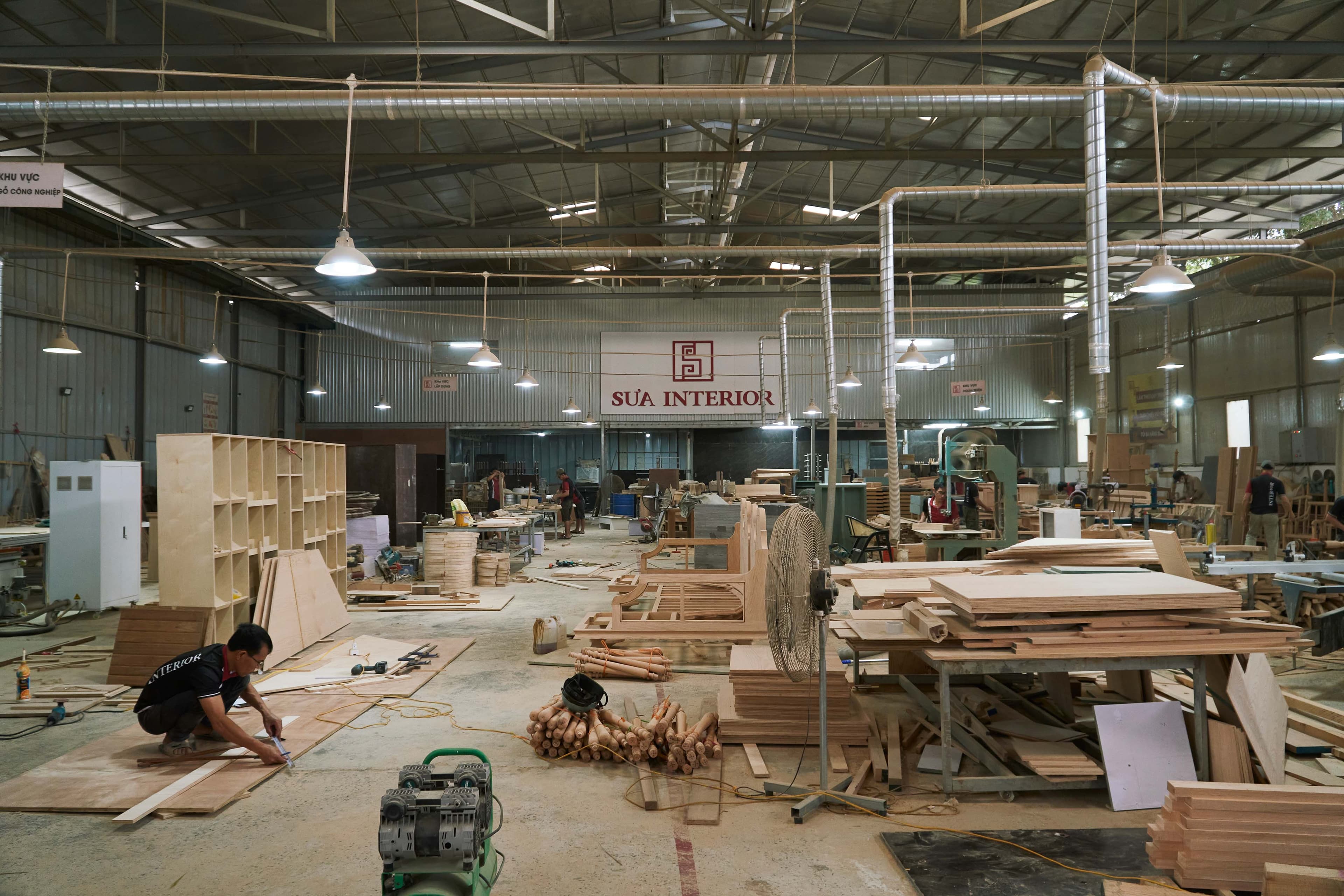 Không gian xưởng sản xuất đồ nội thất bằng gỗ